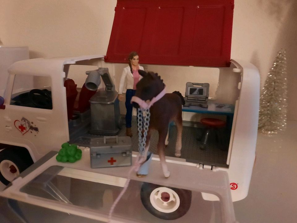 Schleich HORSE CLUB Mobile Tierärztin mit Fohlen 42439 in Altenmünster