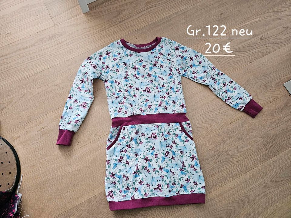 Handmade Kleider 122 und 116 in Nürtingen