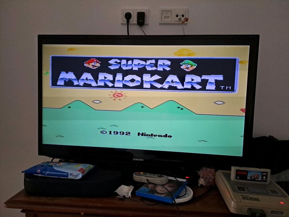 SNES, funktioniert,mit u.a. Super Mario Kart, 2 Controllern, etc. in Temmels