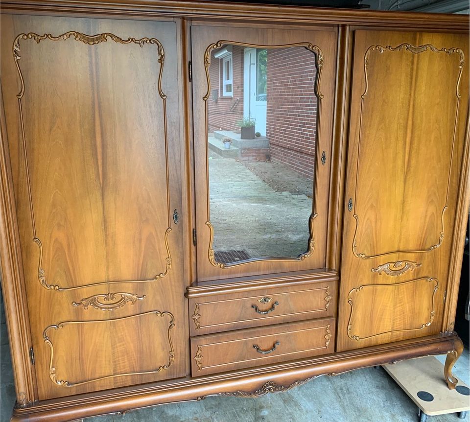 Chippendale Schrank mit Vitrine, Wandschrank in Neu Wulmstorf