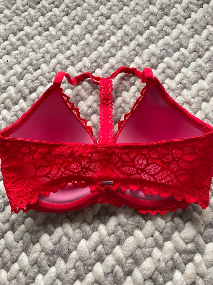 Victoria‘s Secret Pink BH rot 32DD in Hamburg