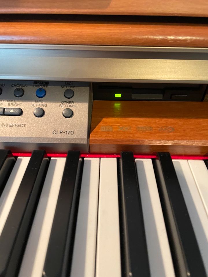 Yamaha Clavinova CLP-170 E-Piano Digital in Kassel