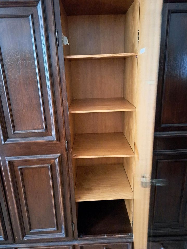 Schlafzimmer  / Kleiderschrank, sehr geräumig in Michelau i. OFr.