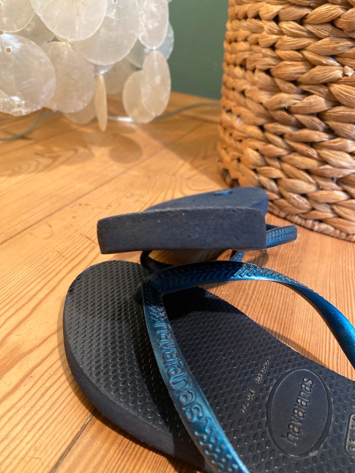 Havaianas Badeschlappen dunkelblau 33 34 in München