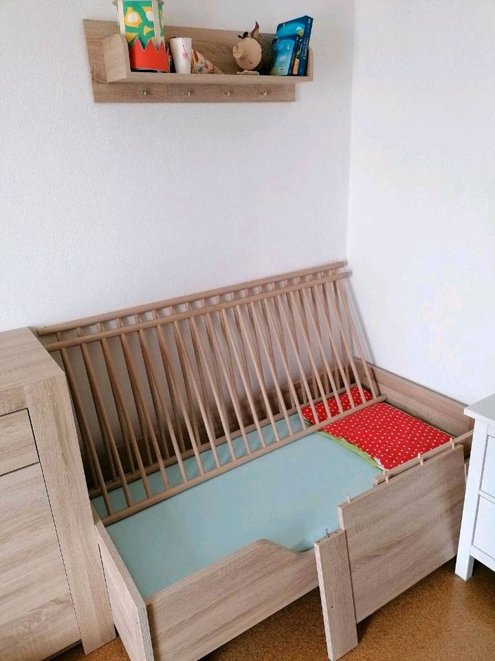 Baby-/Kleinkindzimmer, Wickelkommode, Gitterbett, Schrank in Obertraubling