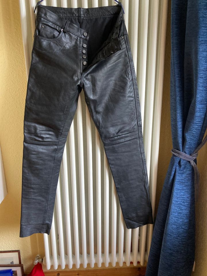 Schwarze Lederhose im Jeansstil Gr. L in Berlin