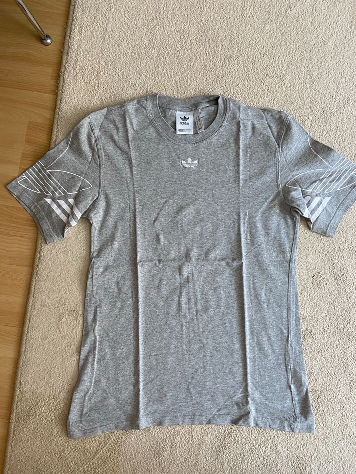 Graues Adidas T-shirt in Magdeburg