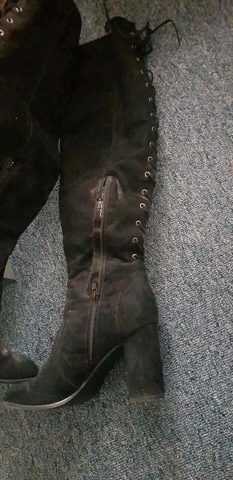 Overknee Stiefel neu in Duisburg