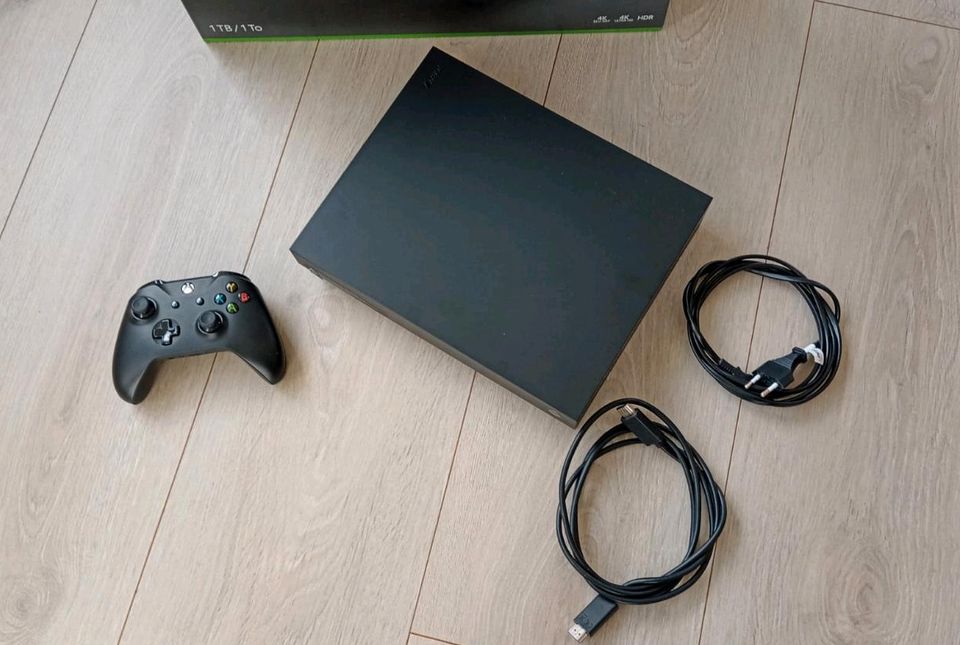 XBox One X, 1.000GB mit Controller und OVP in Bad Bentheim