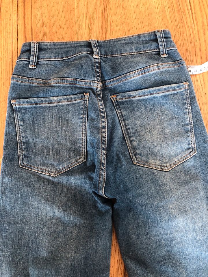 Jeans Bershka 34 blau bootcut fransiger Beinabschluss in Oststeinbek