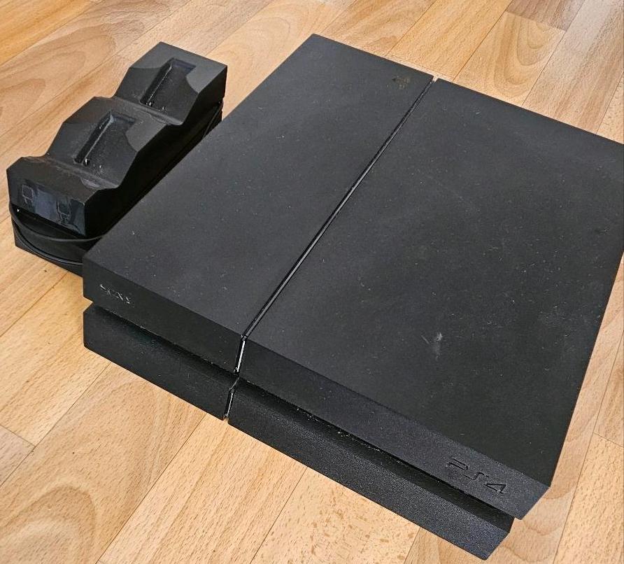 PlayStation 4 mit 4 Controllern, Spielen & Zubehör – Komplettset in Berlin
