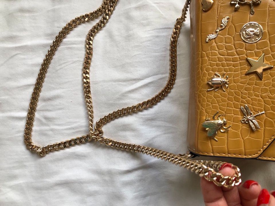 Zara Abendtasche mit Goldkette und Goldmotiven in Senffarbe in Essen