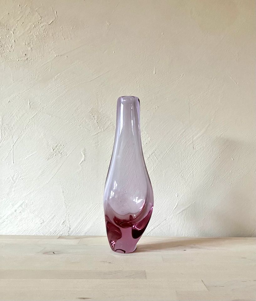 Glas Vase Miroslav Klinger Neodym Alexandritglas Flieder vintage in Bad Nauheim