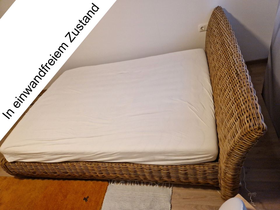 Gebrauchtes Rattan-Bett (200cm x 140cm) mit Lattenrost in Bruchköbel