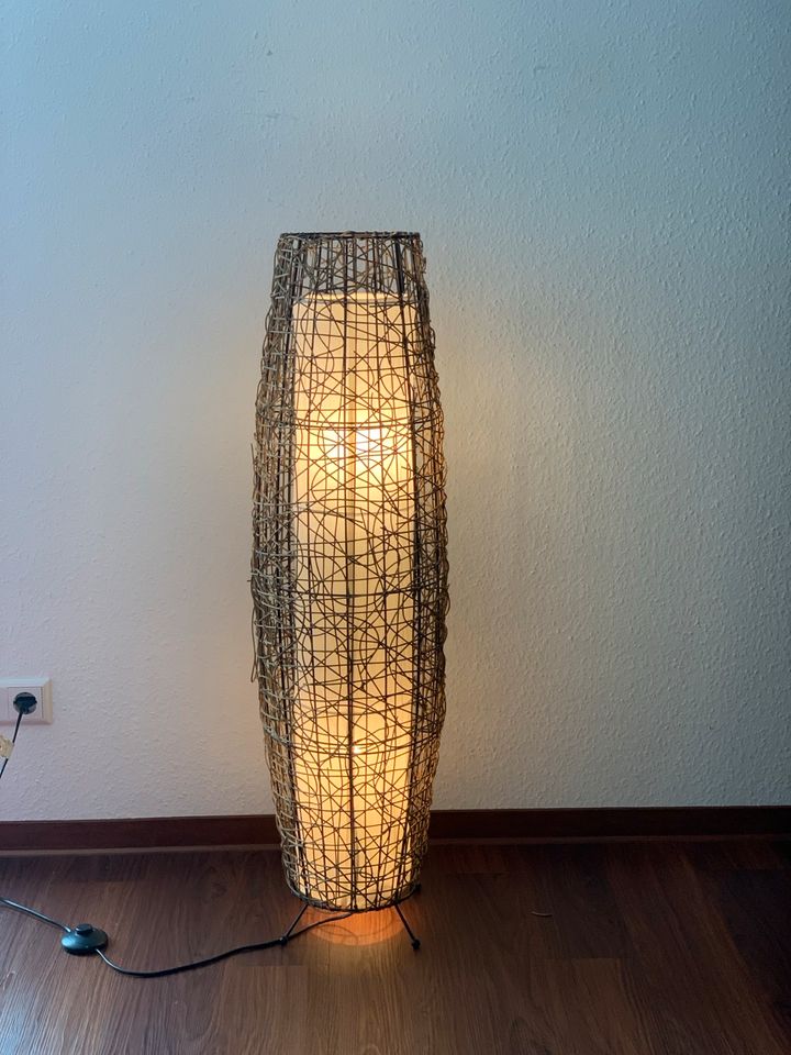 Stehlampe mit Leuchtmittel in Aichtal