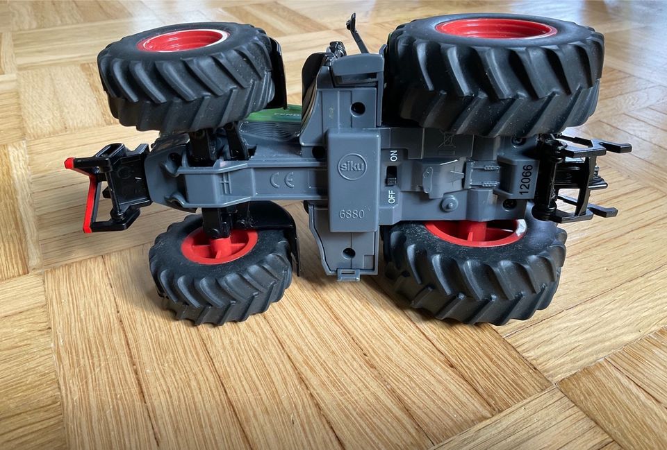 Siku RC Traktor 6880 mit RC Anhänger 6780 in Dresden