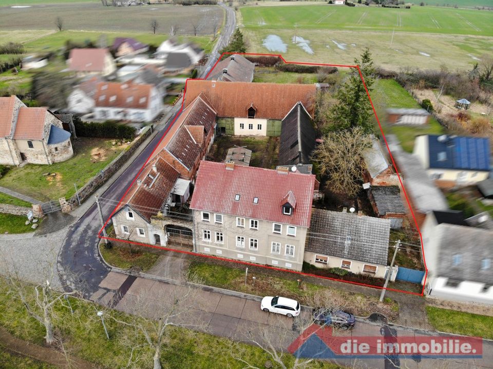 ***Vier-Seiten-Hof mit drei Wohngebäuden und großem Grundstück*** in Woltersdorf SA