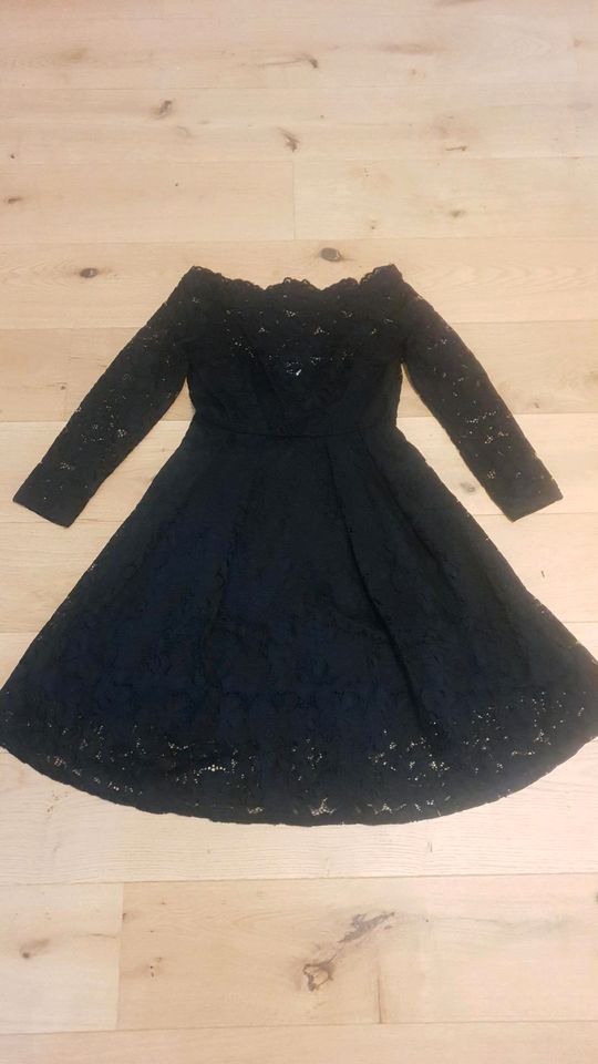 Schwarzes Spitzenkleid mit Carmenausschnitt in Berlin