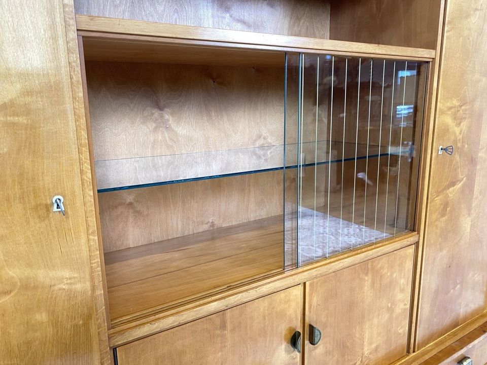 WMK Hochwertiger & gut erhaltener Mid-Century Wohnzimmerschrank aus vollem Holz mit Schubladen & ausziehbarer Kleiderstange # Schrank Vitrine Highboard Sideboard Vitrinenschrank 50er 60er DDR Vintage in Berlin