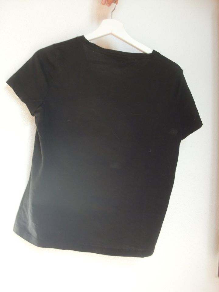 schwarzes T-Shirt mit Aufdruck in Schwäbisch Hall