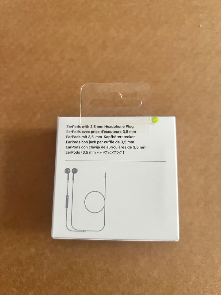 Apple EarPods headphone Plug in Worms