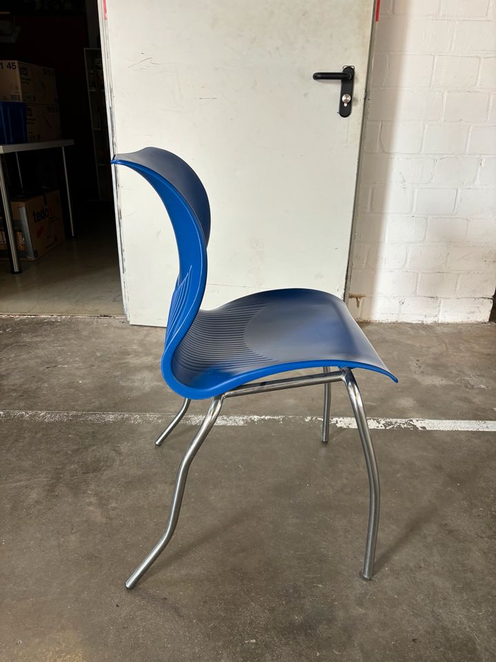 4 blaue Stühle in Düren