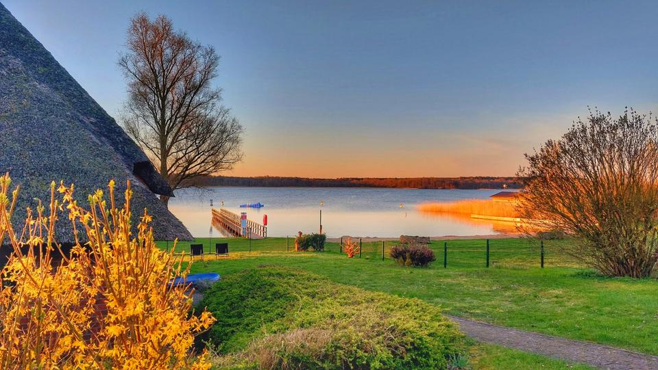 Herbst im Strandhaus am See Ferienhaus nahe Ostsee Wismar Schwerin Boltenhagen Insel Poel mit Boot Kanu in Wismar