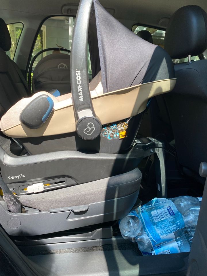 Maxi cosi pebble plus mit isofix Station in Düsseldorf