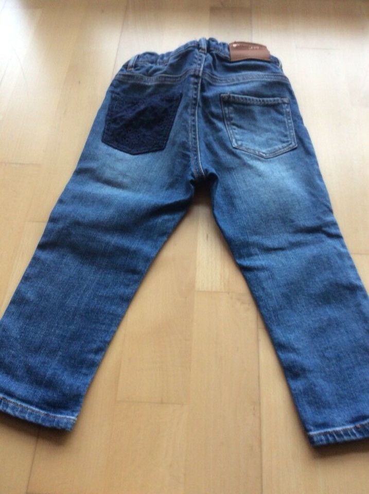 Jeanshose, Hose Gr. 86 von H&M mit tollen Aufnäher in Eisenberg 