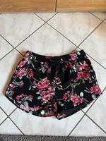 Shorts schwarz mit Blumen Only Größe 40 Hessen - Elz Vorschau