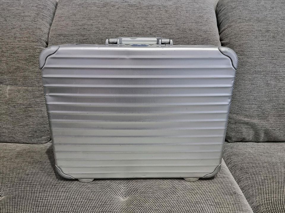 Rimowa Aktenkoffer Modell Attached silber in Stuttgart