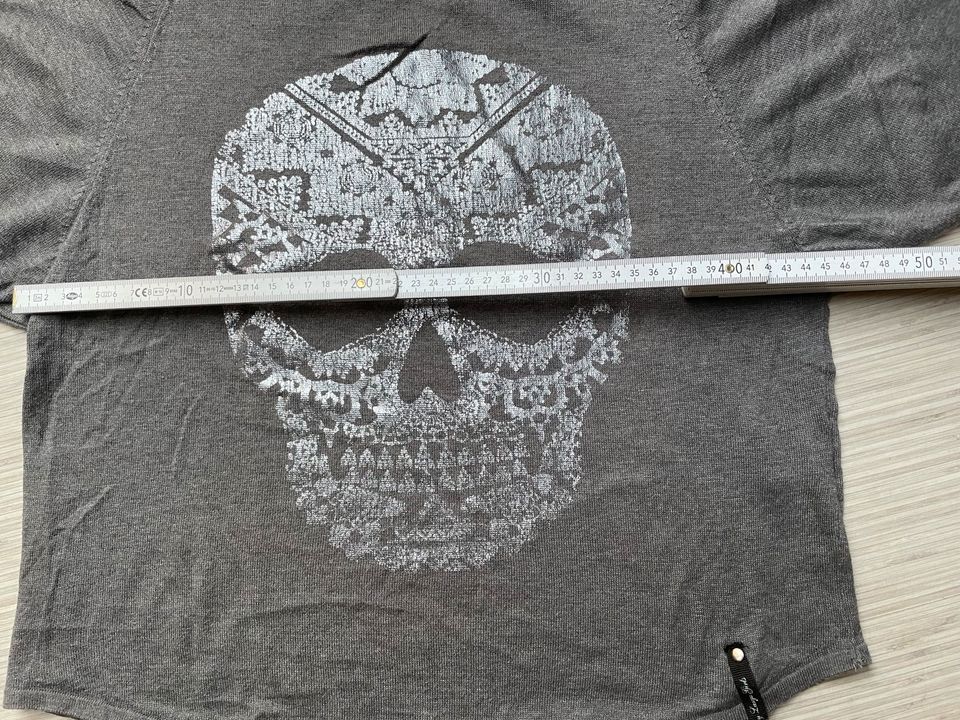 Oberteil Shirt mit Totenkopfmotiv Größe M in Hallerndorf