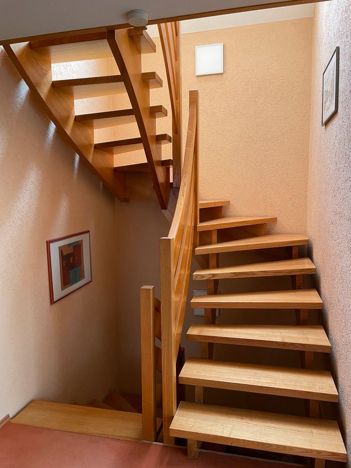 Treppe aus Eschenholz mit Geländer in Medebach