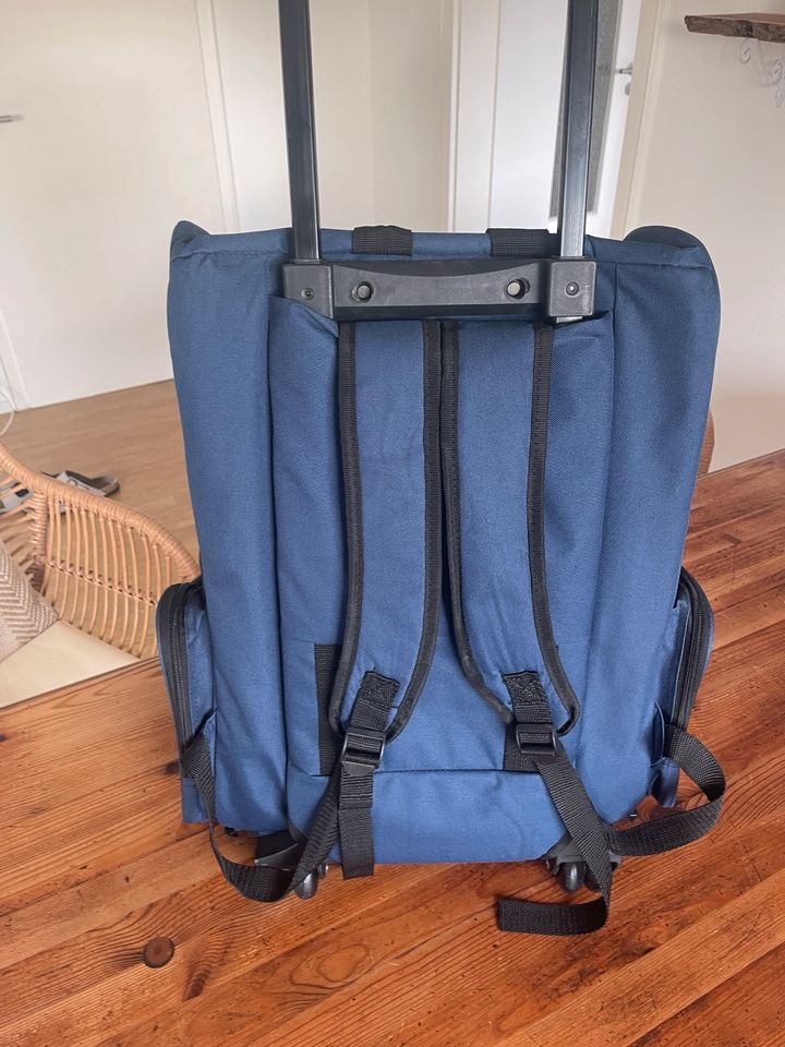 Rucksack- Reisetasche für kleine Hunde oder Katzen mit Rollen in Nideggen / Düren
