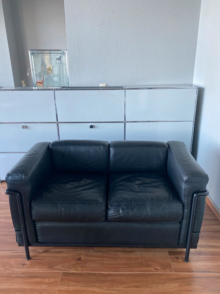 Cassina Le Corbusier Zweier Sofa Leder schwarz in Wiesbaden