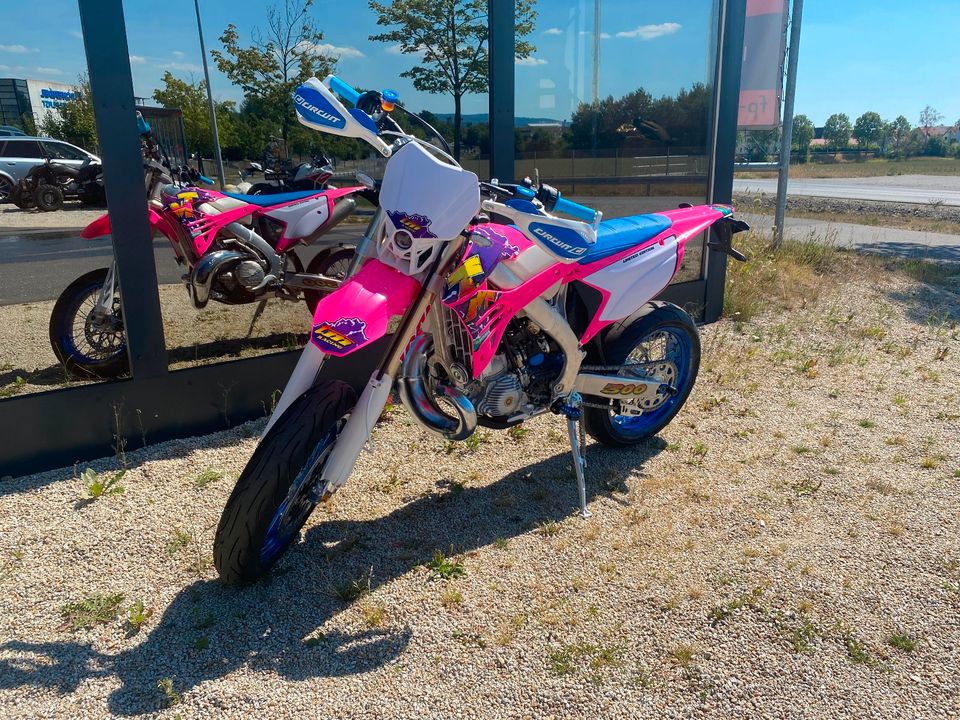 TM SMR 300 Fi 2T 2023 Supermoto LE Pink (EXC TE 125 250 450 500) in Wiesau