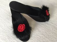 Pantolette Slippers Wegdeabsatz Echtfellpompon rote Satinrose NEU Innenstadt - Köln Altstadt Vorschau