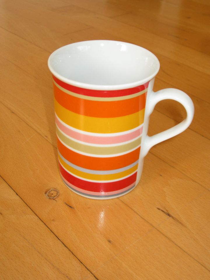 6 Kaffeetassen (gelb, orange, rot) in Aachen