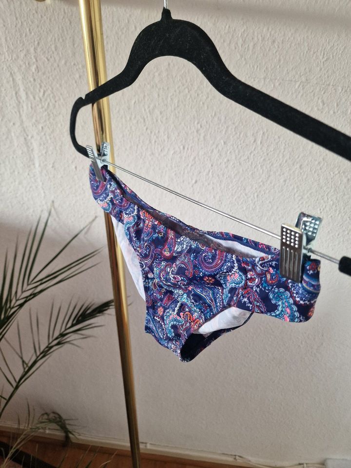 Bikinihose in dunkelblauem Paisleymuster von DORINA in S in Köln