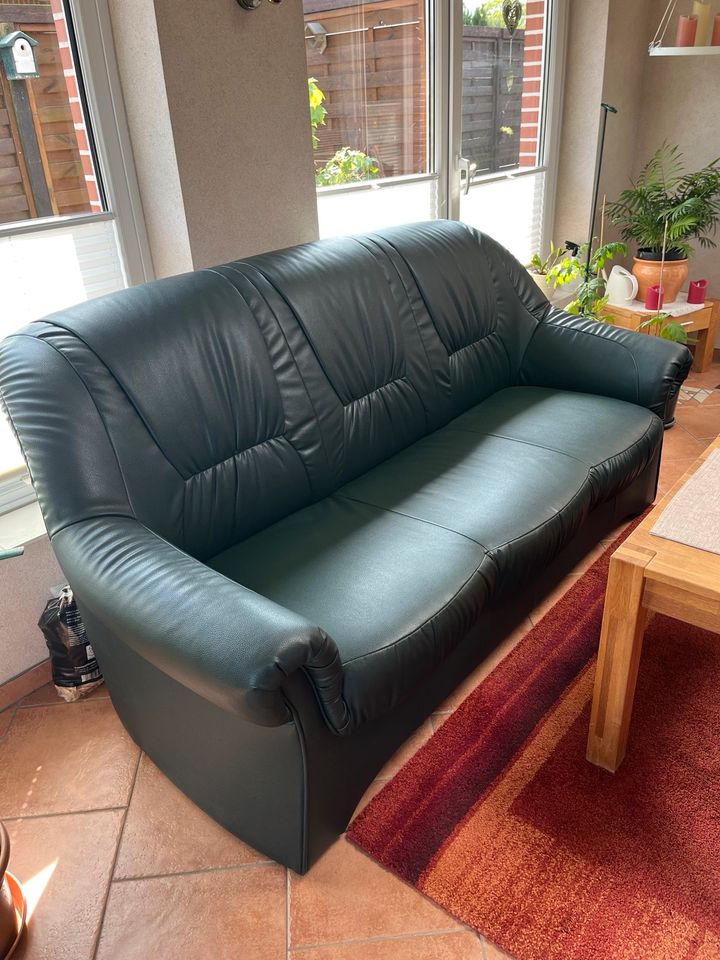 Dreier Sofa, Sessel und Hocker Farbe tannengrün in Weddingstedt