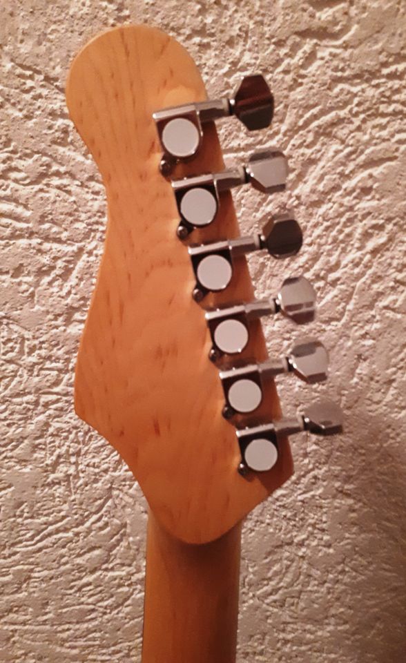 Günsig E-Gitarre HK , STRATOCASTER....wie NEU in Mannheim