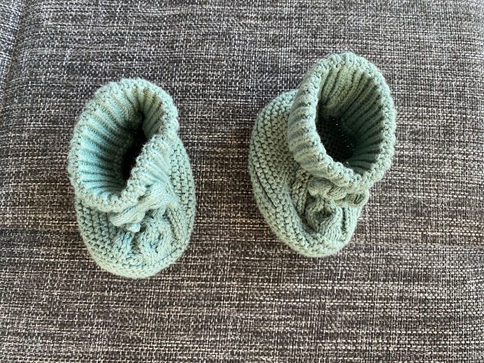 Grüne Baby-Strickschuhe aus Bio-Baumwolle in Frankfurt am Main