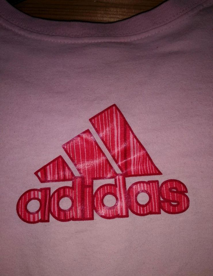 Adidas Shirt / Tshirt mit Print Logo in Köln