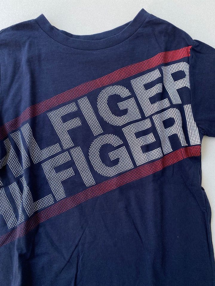 Shirt/T-Shirt Tommy Hilfiger Gr. 110 dunkelblau mit Logo in Waldbüttelbrunn