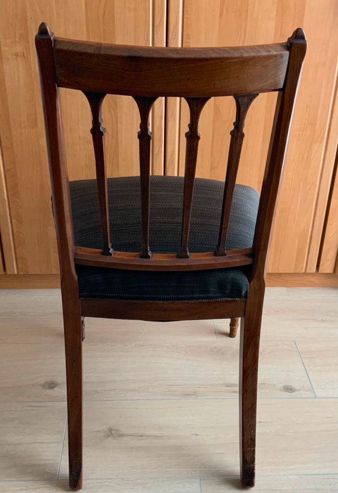 Antiker Stuhl vermutlich aus Nussbaum Einzelstück in Elmenhorst Kr Stormarn