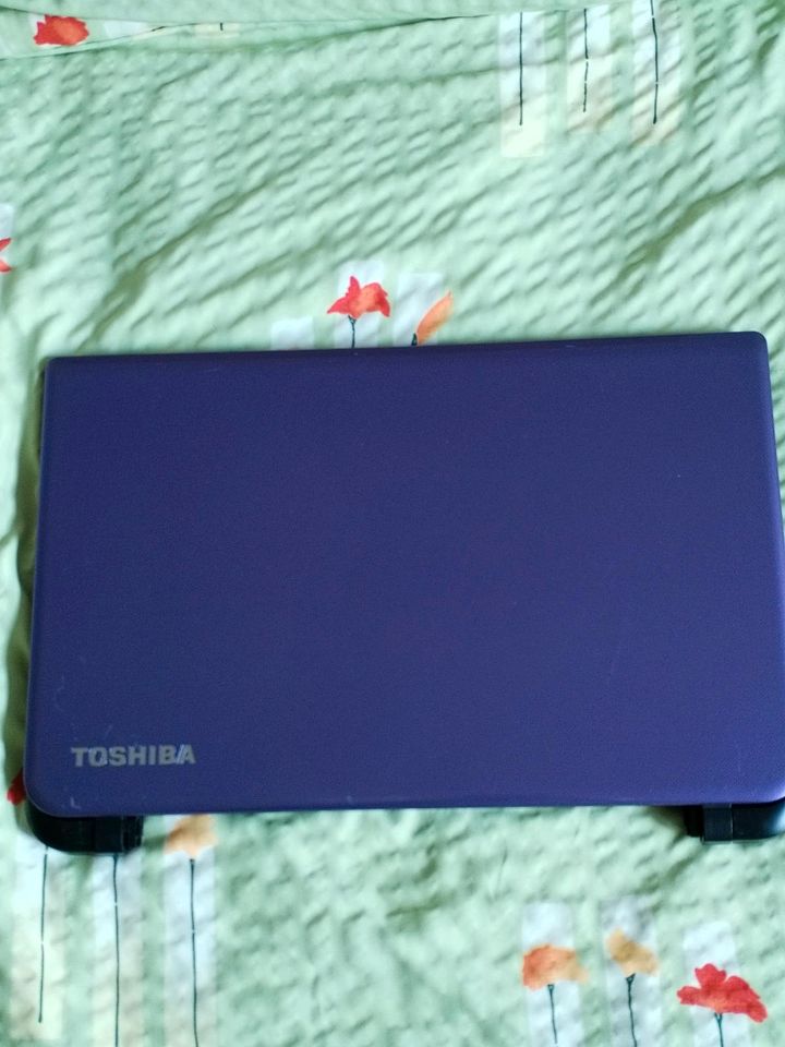 Toshiba Satellite L50-B-1GC Laptop geht normal an. in Köln