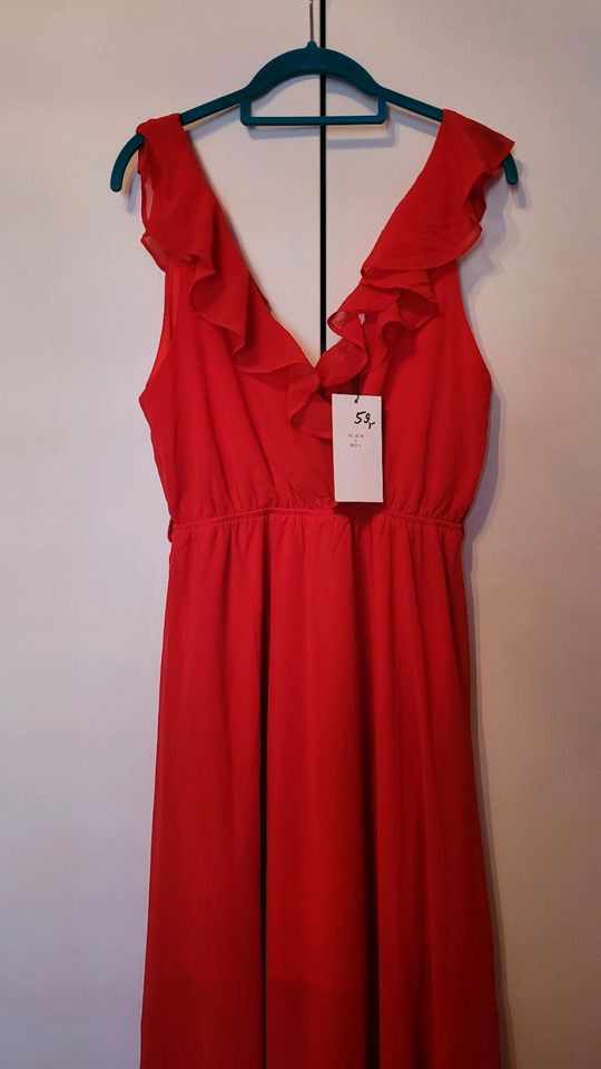 Langes rotes Kleid mit Rüschen in Merseburg