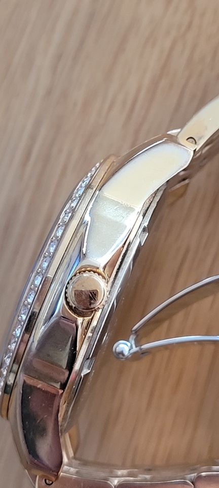 Uhr Marke "Guess" gold, wasserdicht, Stainless Steel in Mering