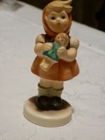 Hummelfigur Mädchen mit Puppe, 239B, 1994, Originalverpackung Nordrhein-Westfalen - Remscheid Vorschau