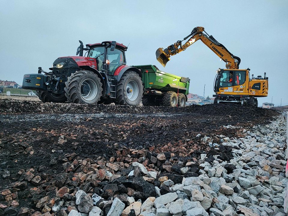 Traktor Erdmulde Schwerlast-Mulde Baustellen Verkehr Erdbewegung in Reichenbach (Oberlausitz)